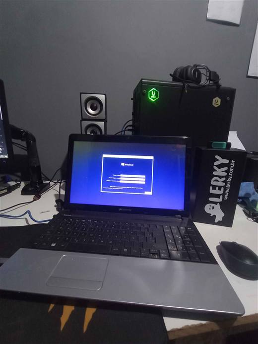Notebook em manutenção e configuração de sistema