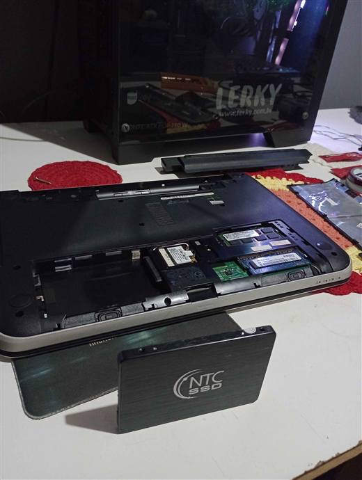 Notebook e computador configurados para trabalho